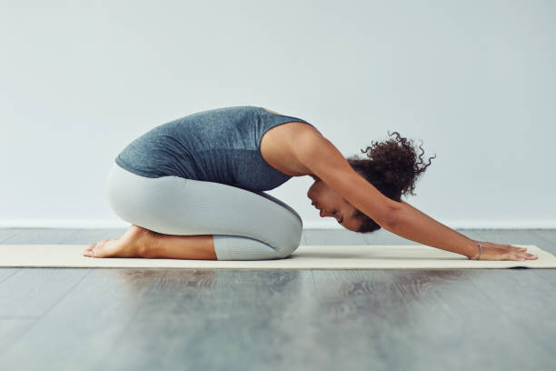la rutina perfecta de yoga para fortalecer las piernas y cuidar las rodillas