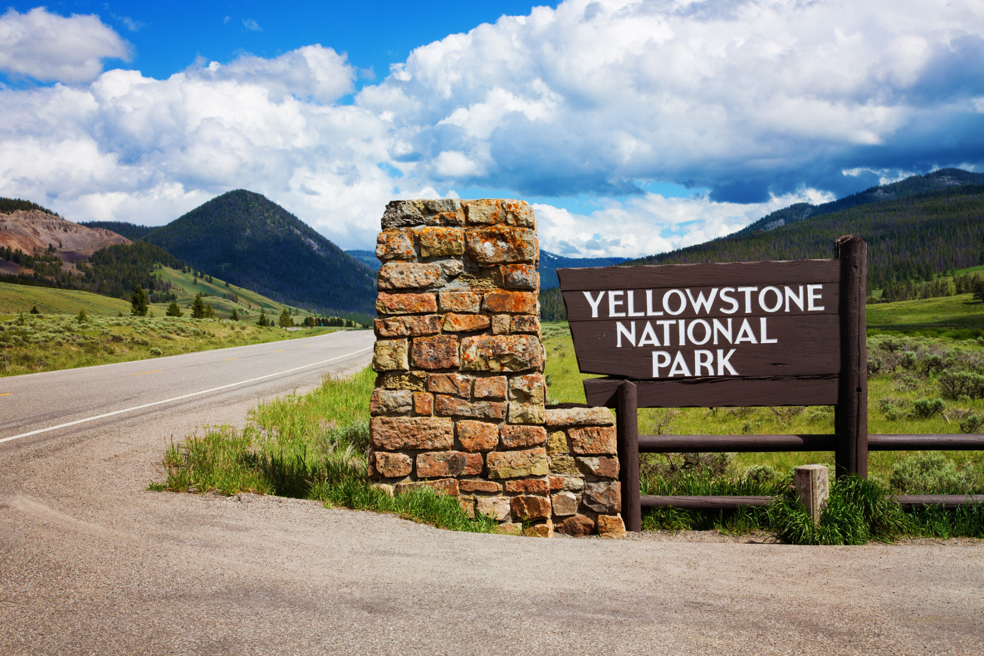 Erkunden Sie die Naturwunder des Yellowstone-Nationalpark. Auf 9.000 Quadratkilometern erleben Sie Wildnis pur.