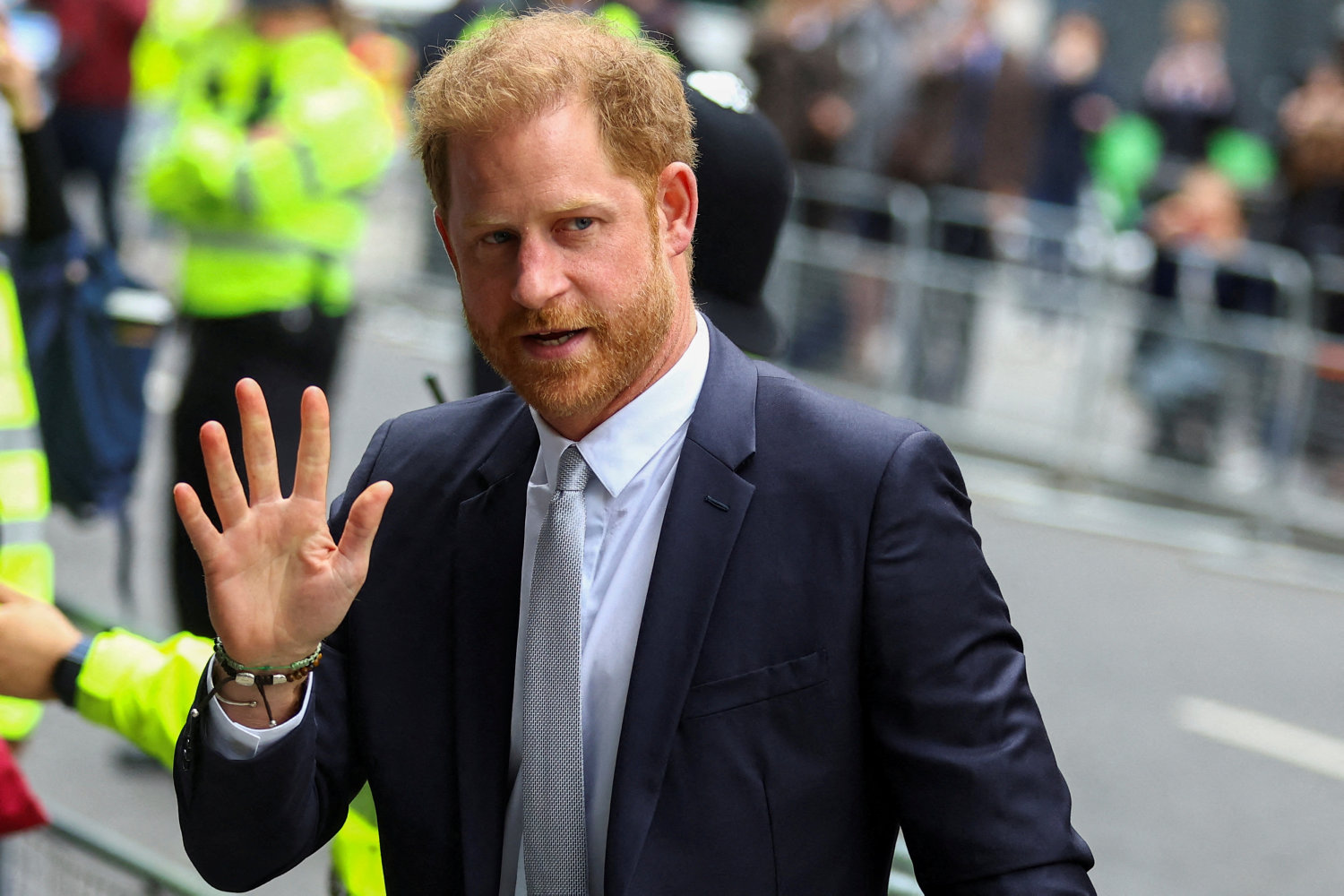 prins harry er ankommet til london for af besøge kræftsyg far