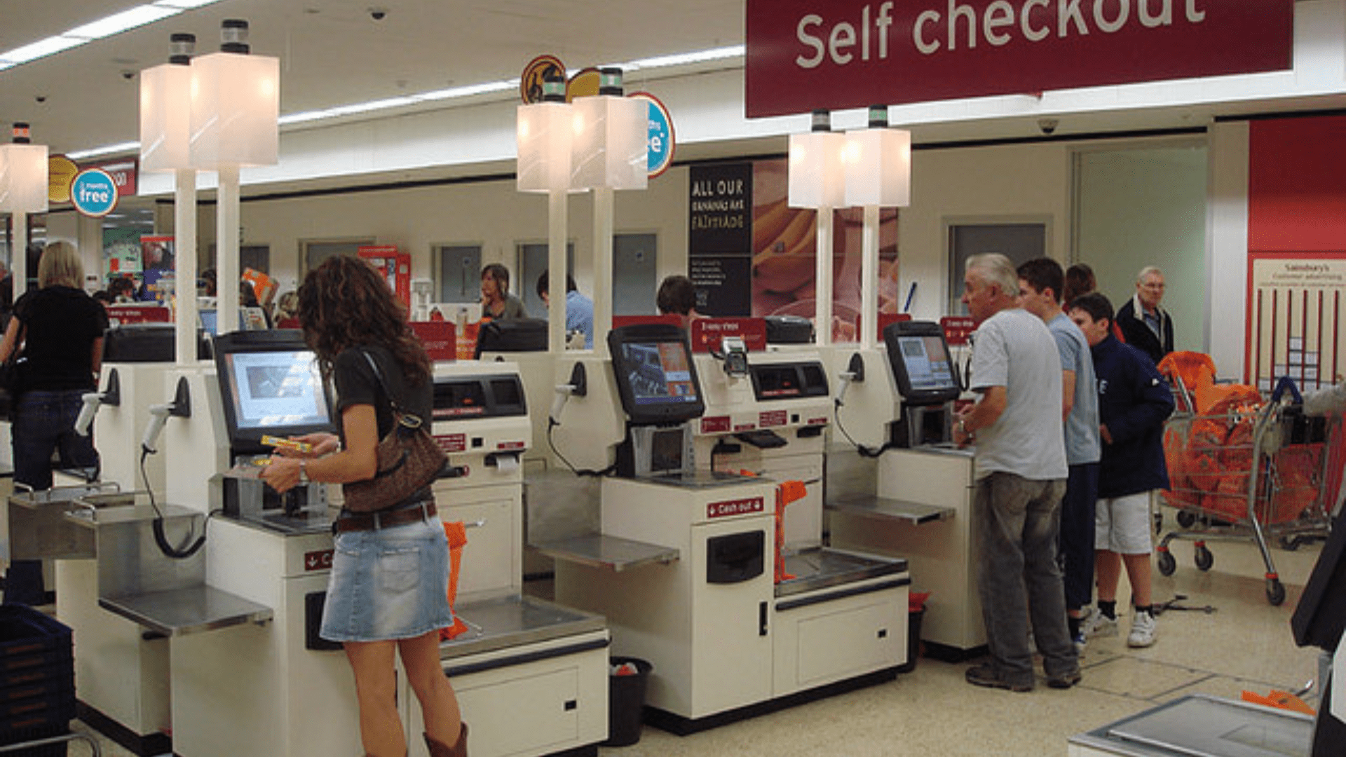 Self service shop. Касса самообслуживания. Кассы самообслуживания в супермаркетах. Касса самообслуживания фото. Kiosk супермаркет.