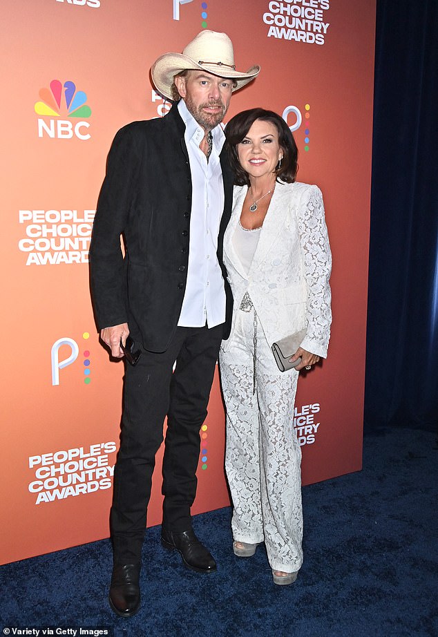 Toby Keith brings wife Tricia Lucus to tears with emotional performance ...