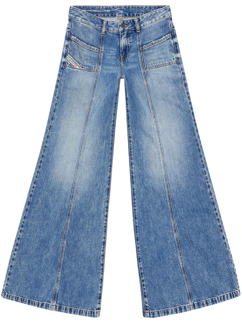 ideas de estilo para llevar jeans acampanados y blusas de cuello halter en abril 2024