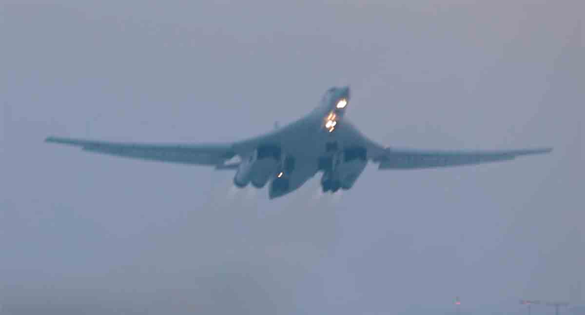 video: ryska tu-160 supersoniska strategiska bombflygplan flyger över arktiska oceanen