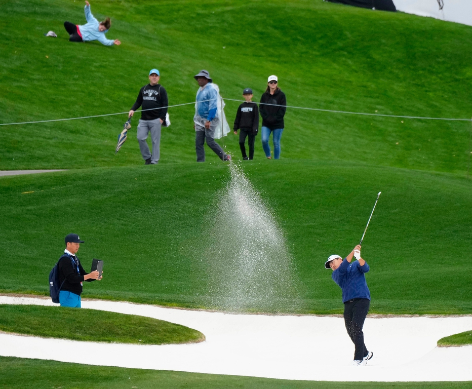 Rainy weather doesn't deter golfers, fans from Waste Management Open