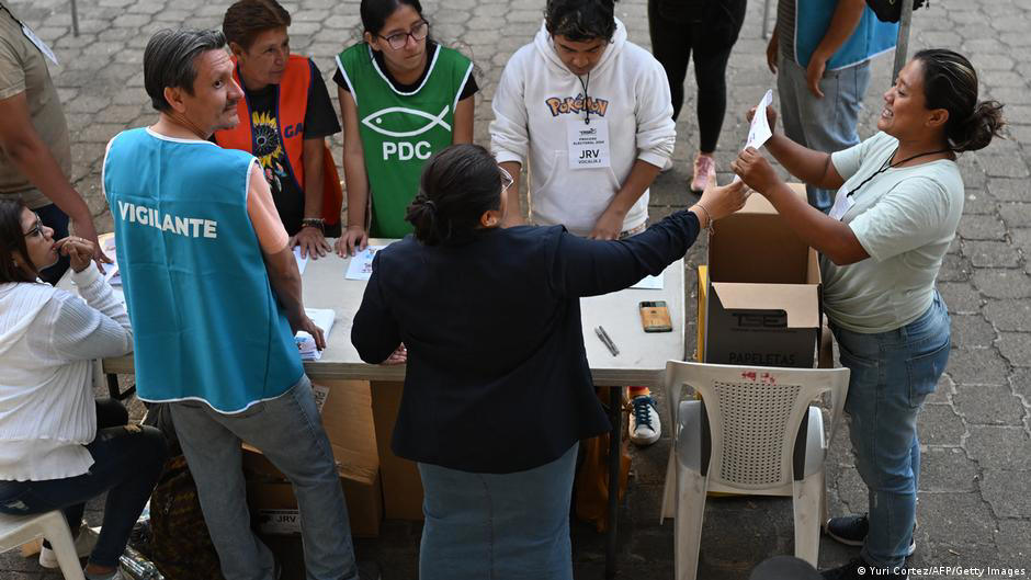 OEA cuestiona "lento" recuento de votos en El Salvador