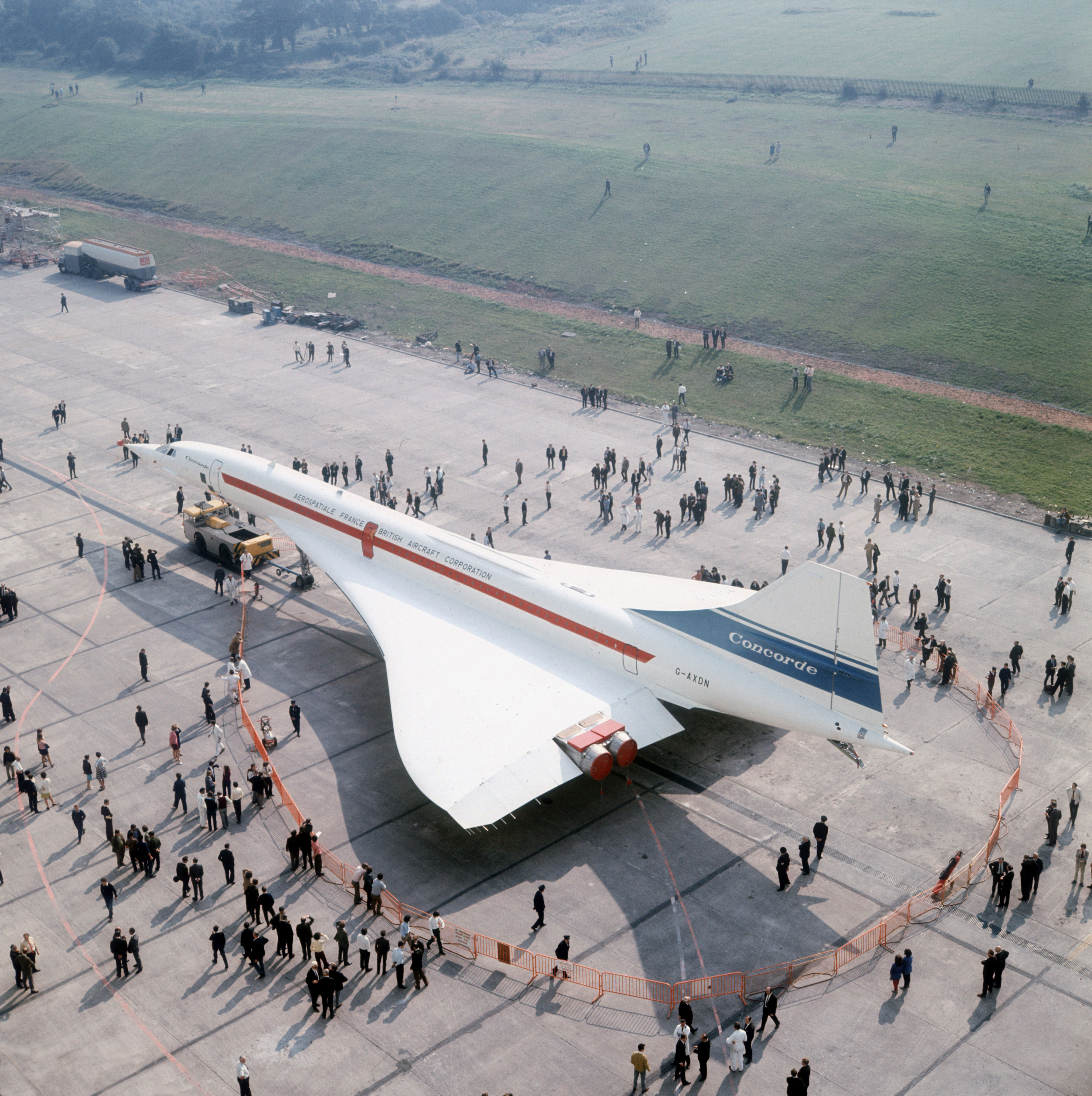 Почему самолет сверхзвуковой. Конкорд сверхзвуковой самолёт. Конкорд 1976. Французский самолет Конкорд. Конкорд 1969.