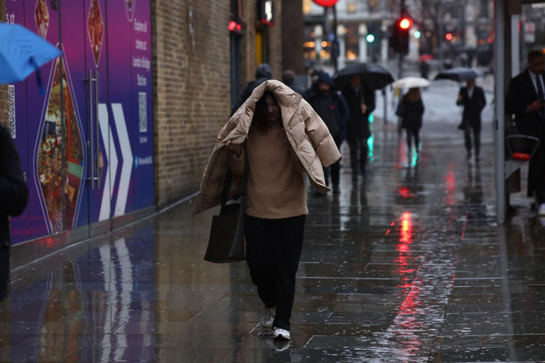 London weather Flood alert as Met Office issues 28 hour rain