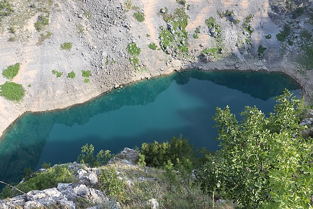 chorvatské jezero oplývá přírodním fenoménem. jakým?