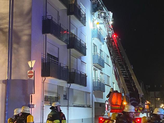 Münchner Mehrfamilienhaus Brennt: Feuerwehr Rettet Bewohner Aus ...