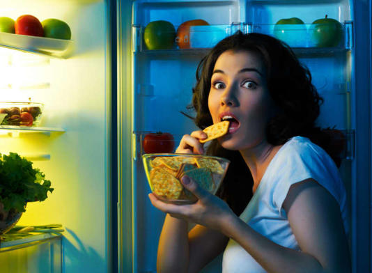 「夜食」で食べてはいけない食品５選！太りたくないならこれを避けて