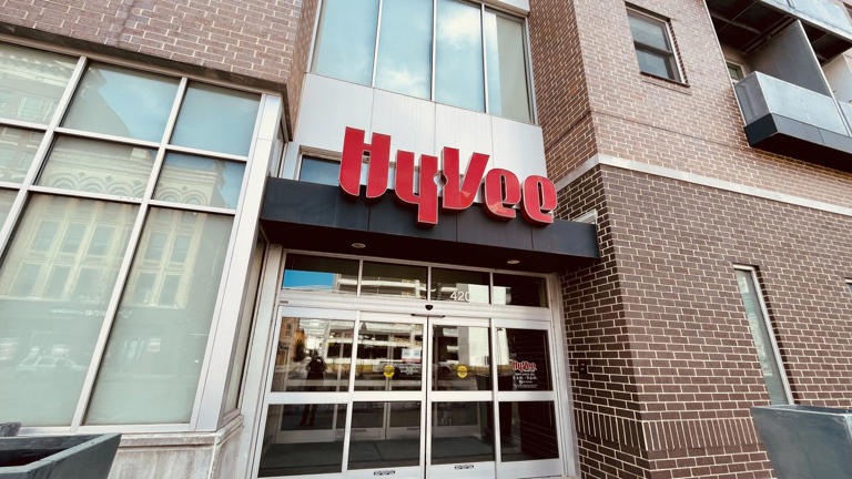 Scoop: Hy-Vee's chopped hours may violate Des Moines contract