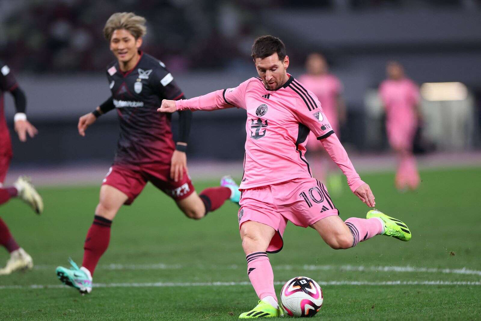 messi wows tokyo fans in friendly defeat by kobe