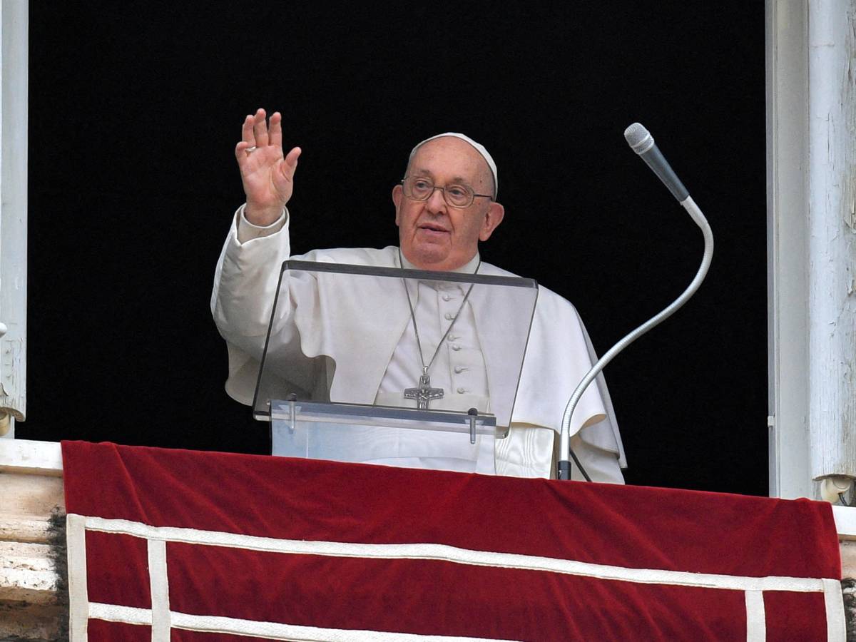 papa francisco: criticar la posibilidad de bendecir a parejas lgbt es una 'hipocresía'.