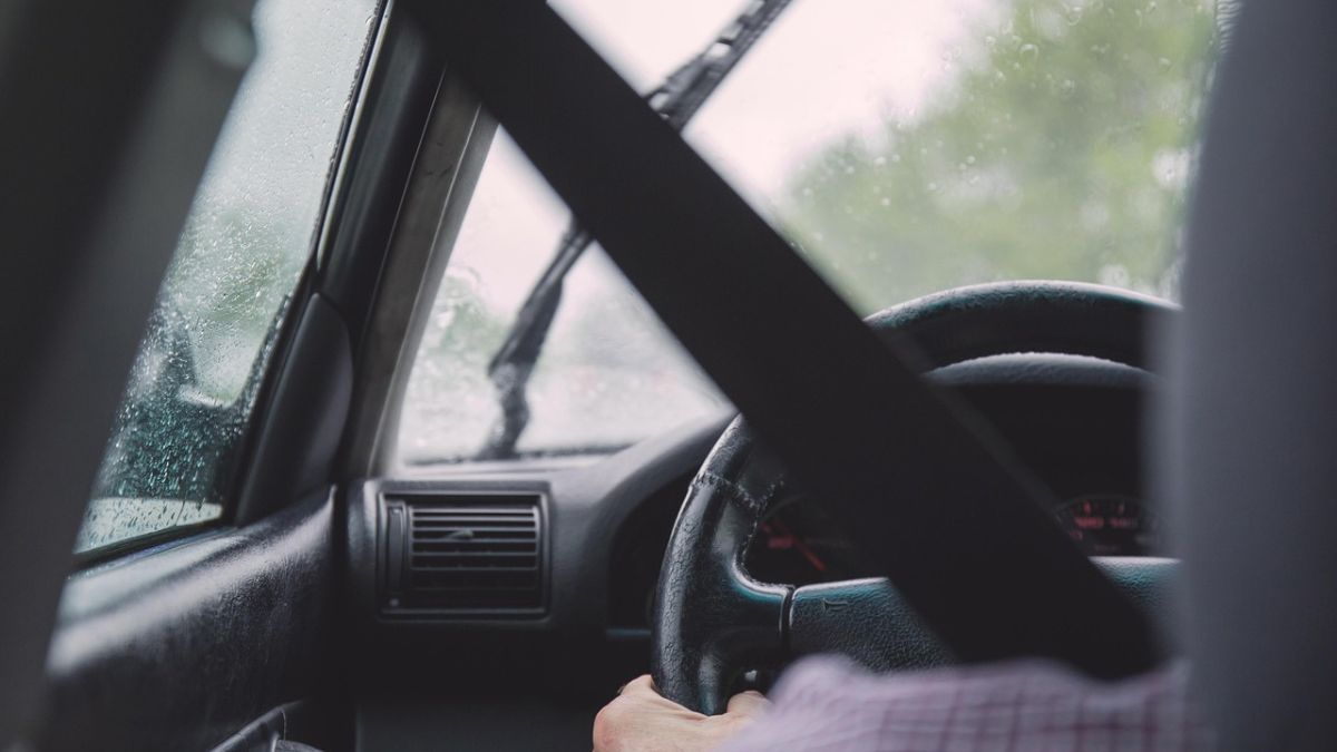 la dgt explica cómo debes conducir cuando llueve