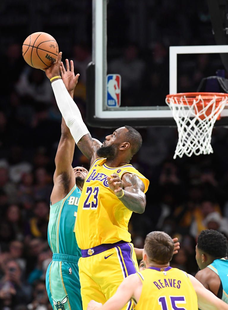 All eyes on Los Angeles Lakers, as NBA trade deadline rumors swirl