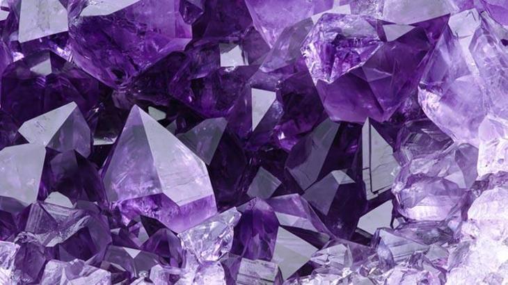 kristal kuvars taşı özellikleri nelerdir? kristal kuvars taşının en bilinen faydaları...