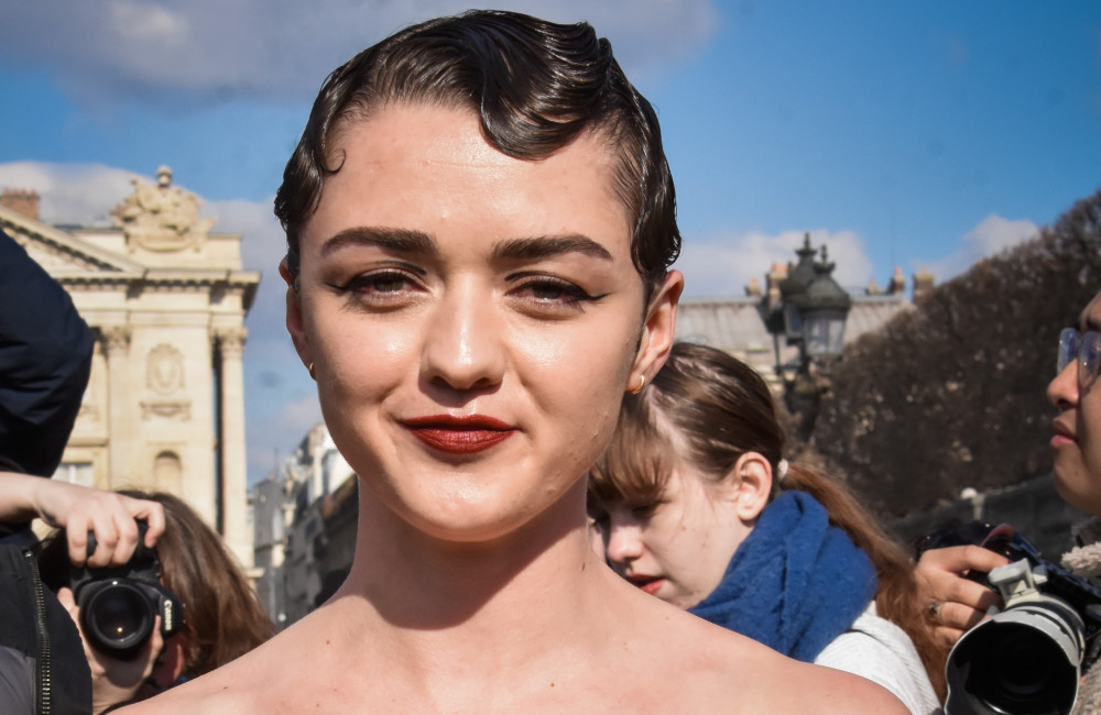 maisie williams admits she has no relationship with her dad