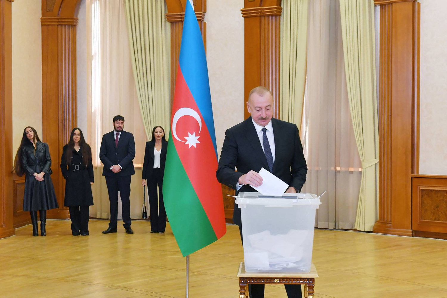 måling: aserbajdsjans præsident får 94 procent af stemmerne