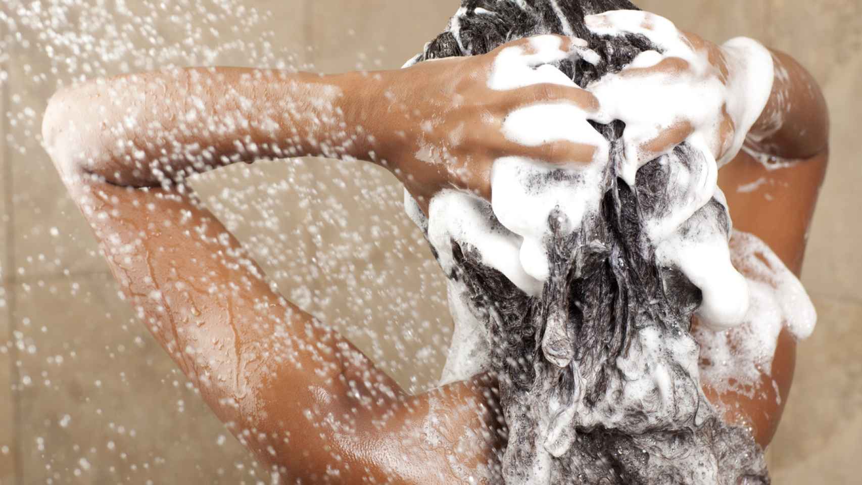 qué es la técnica del lavado inverso: la última tendencia en españa para tener el cabello limpio hasta una semana