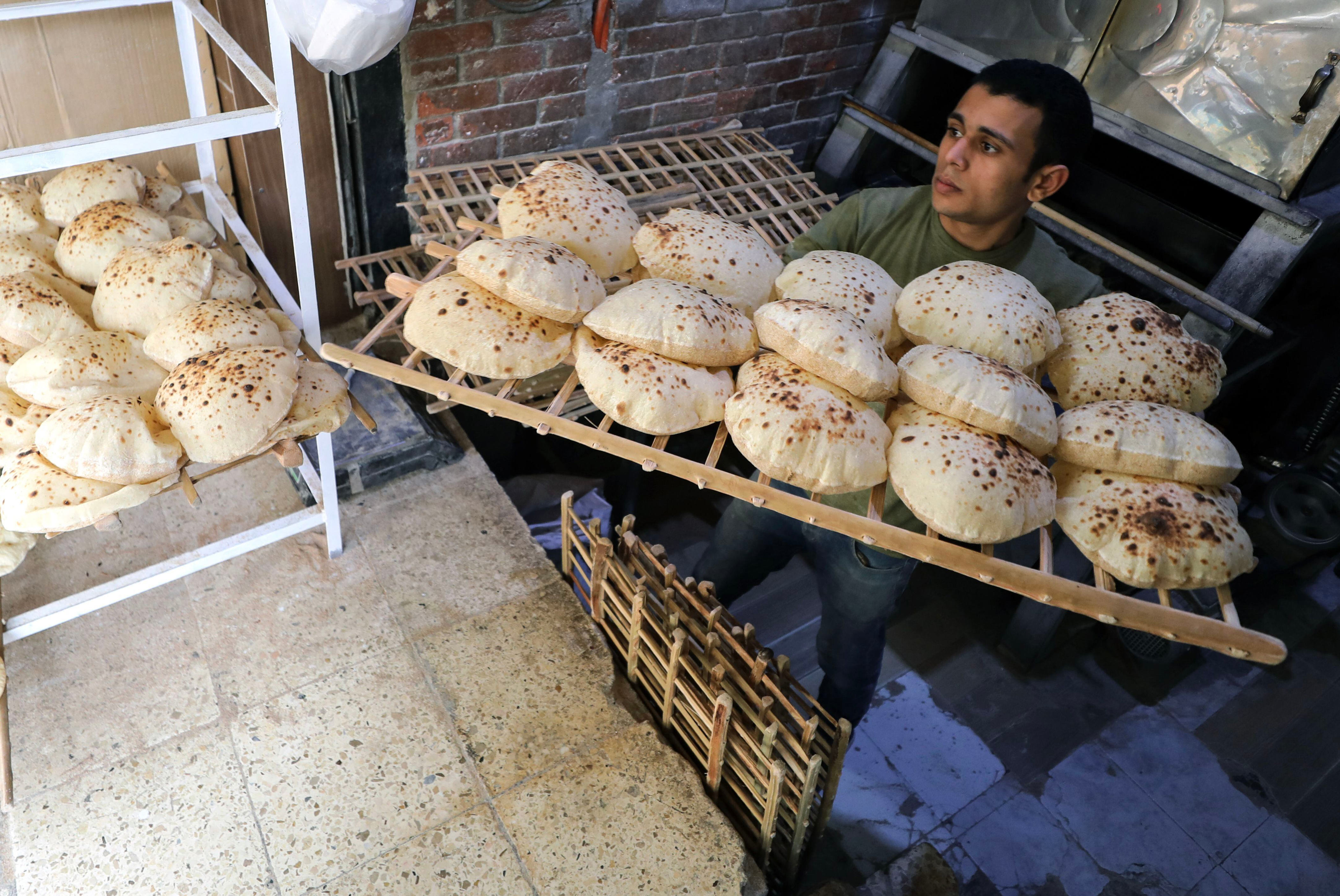 egypt cracks down on bakeries flouting bread-price controls