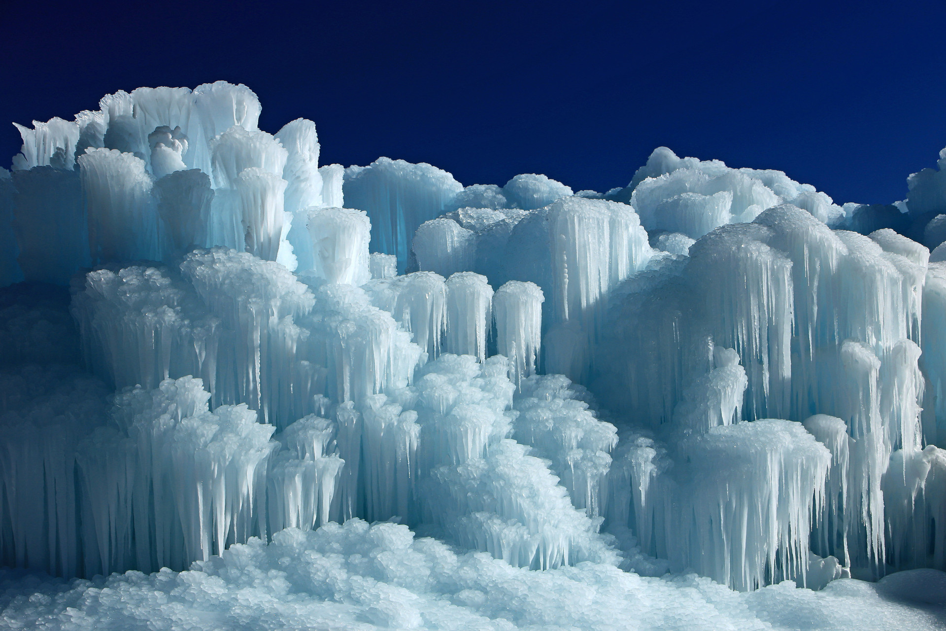 These otherworldly ice castles are made by artisans molding together thousands of icicles into spectacular sculptures which weigh approximately 25,000,000 lbs each. If you're a 'Frozen' fan, be sure to snap a picture with the landmark's ice princesses.<p>You may also like:<a href="https://www.starsinsider.com/n/439582?utm_source=msn.com&utm_medium=display&utm_campaign=referral_description&utm_content=247050v5en-us"> The best advice from celebrity makeup artists</a></p>