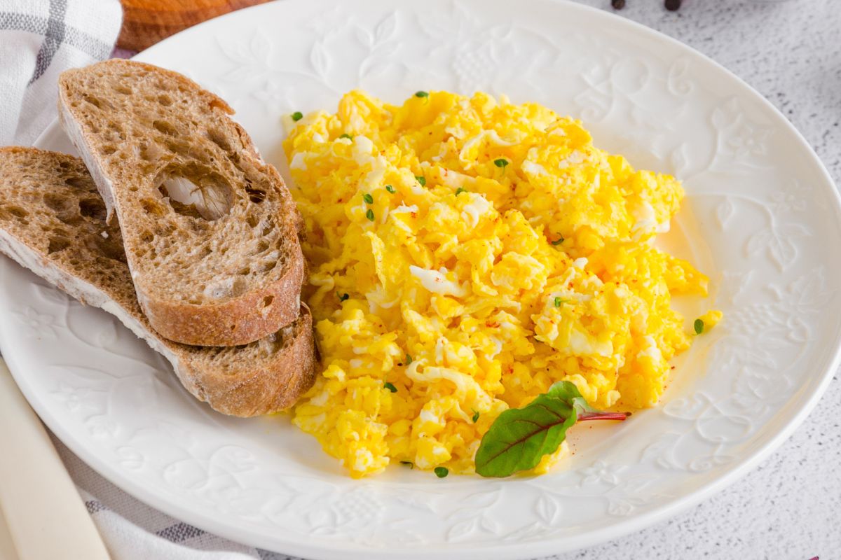 Unlock the secret to fluffy scrambled eggs without dairy, as revealed