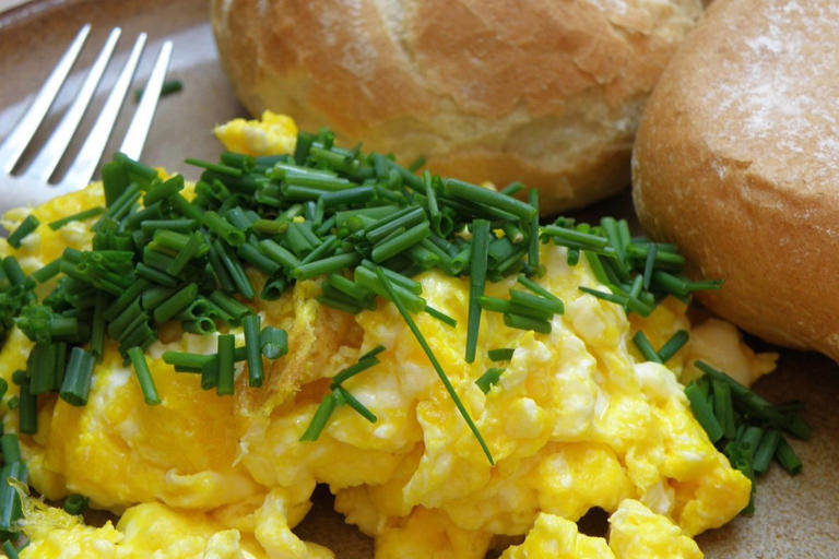 Unlock the secret to fluffy scrambled eggs without dairy, as revealed
