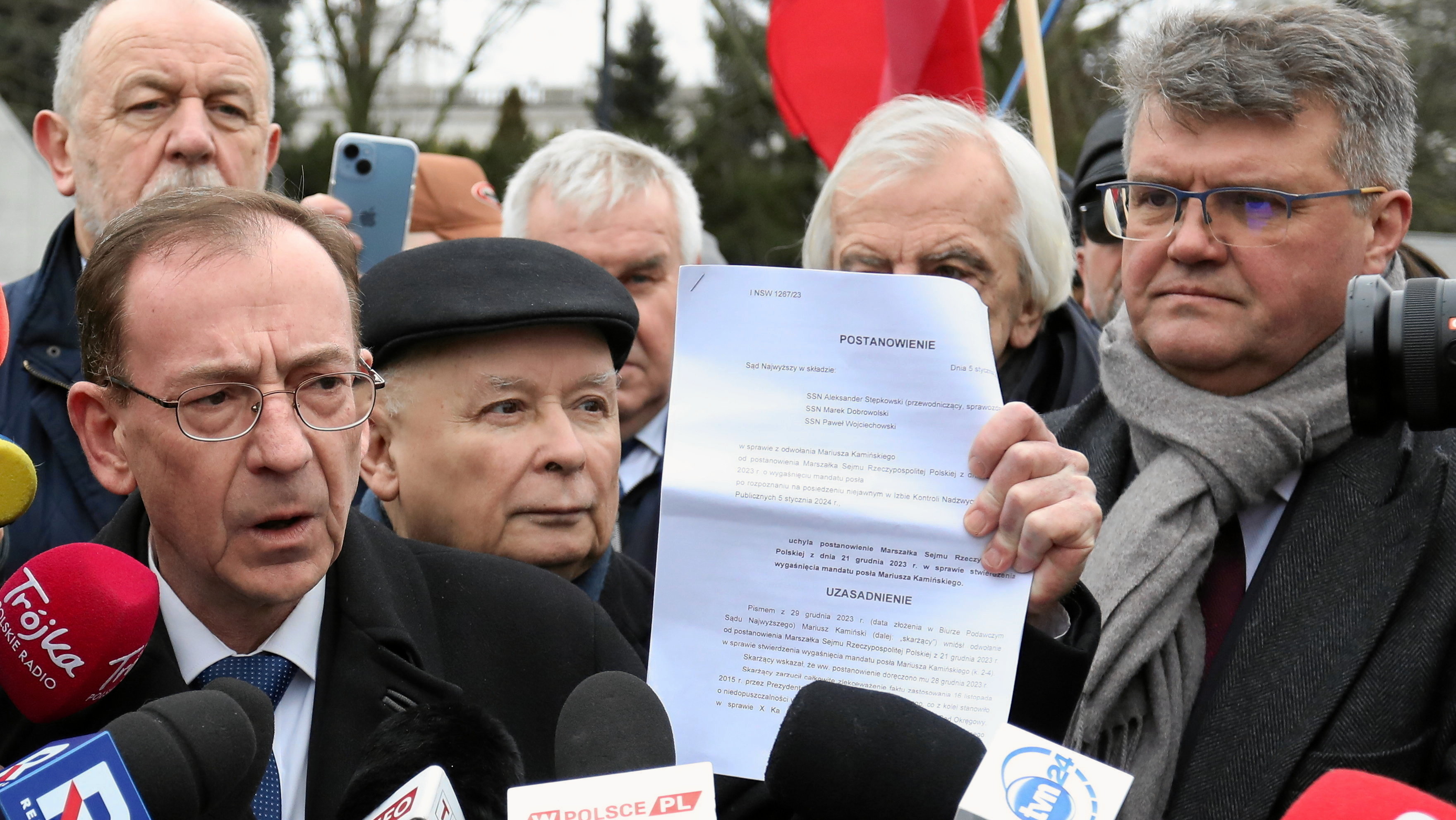 kaczyński miał pojawić się na konferencji kamińskiego i wąsika. ale nie przyszedł. gdzie jest prezes?