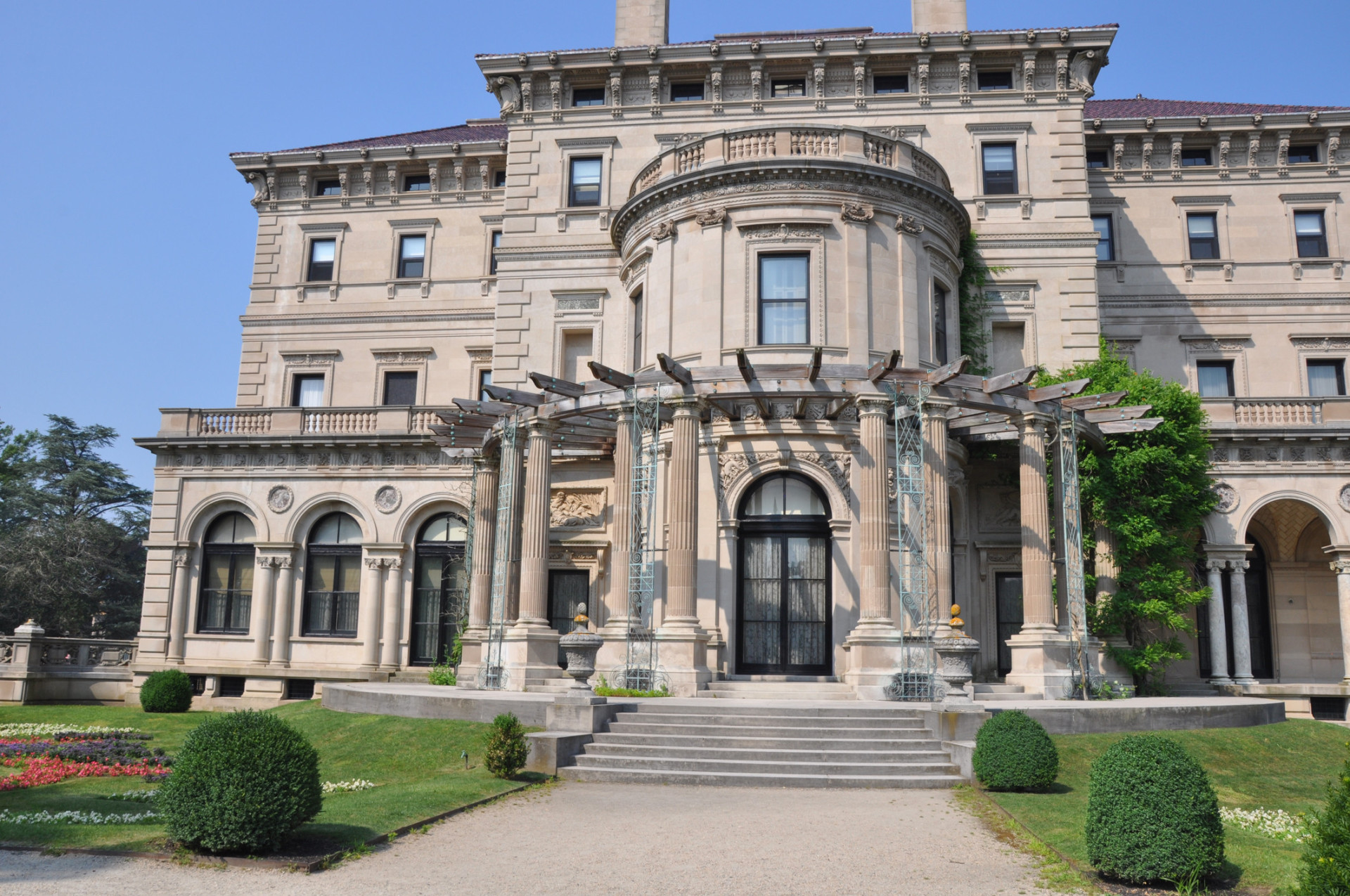 <p>These extraordinary estates from the 19th and 20th centuries blow thousands of visitors away yearly with their extravagant arches, breathtaking ballrooms, and glorious gardens. Some of the most popular houses include The Breakers, Rosecliff, and The Elms.</p> <p>See also: <a href="https://www.msn.com/en-us/news/other/stunning-nature-photographs-that-look-like-paintings/ss-BB1fpVzO">Stunning nature photographs that look like paintings</a></p><p>You may also like:<a href="https://www.starsinsider.com/n/496298?utm_source=msn.com&utm_medium=display&utm_campaign=referral_description&utm_content=247050v5en-us"> Married celebs who don't wear a ring</a></p>