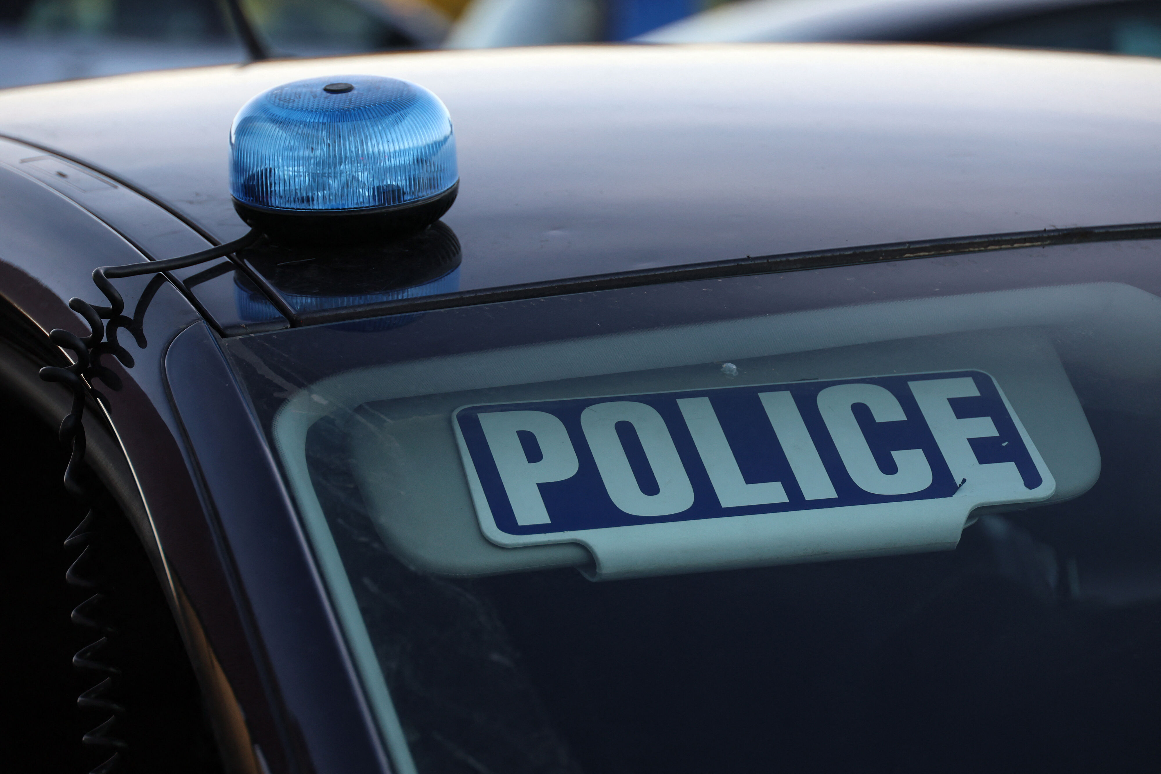 paris : des policiers tuent un homme qui les «menaçait» avec une «lame de boucher»