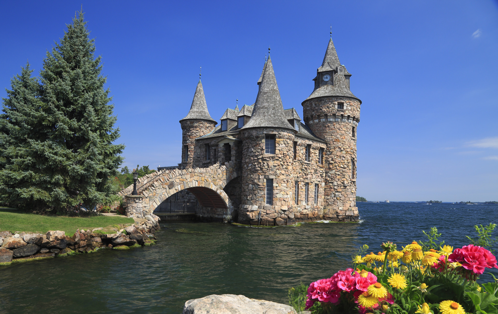 Who said you need to fly to Europe to see a captivating castle? Located in the 1000 Islands, right near Alexandria Bay, stands an architectural marvel built in 1904.<p><a href="https://www.msn.com/en-us/community/channel/vid-7xx8mnucu55yw63we9va2gwr7uihbxwc68fxqp25x6tg4ftibpra?cvid=94631541bc0f4f89bfd59158d696ad7e">Follow us and access great exclusive content every day</a></p>