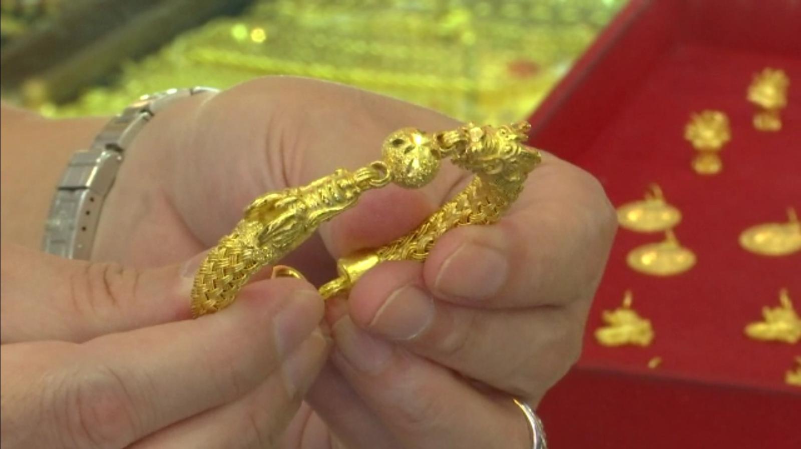 ของขวัญสุดปัง! ทองรูปพรรณลายมังกร คนแห่ซื้อรับเทศกาลตรุษจีน 2567