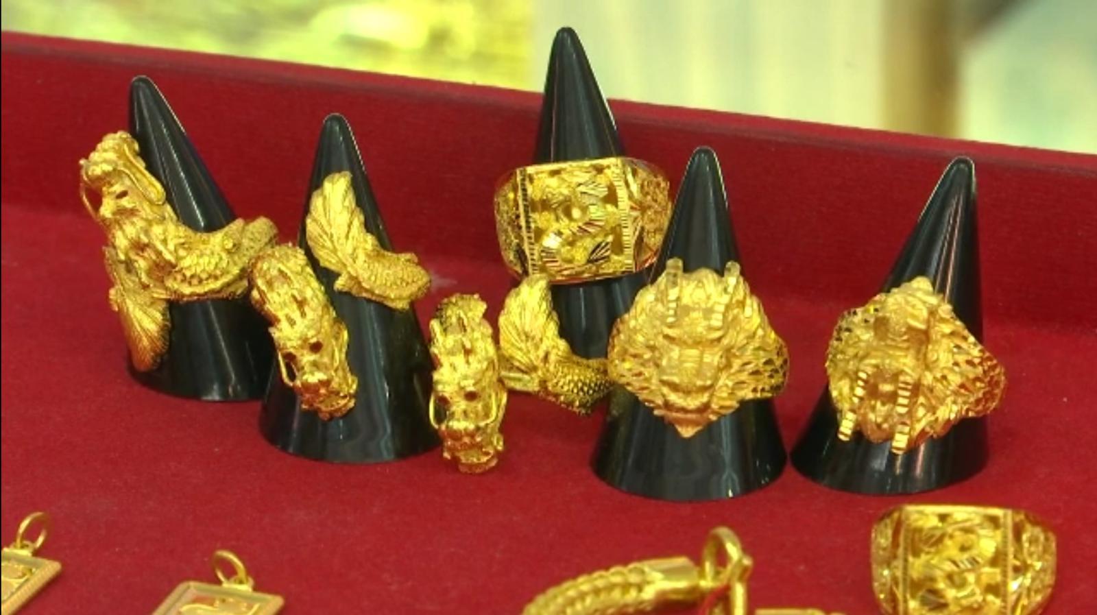 ของขวัญสุดปัง! ทองรูปพรรณลายมังกร คนแห่ซื้อรับเทศกาลตรุษจีน 2567