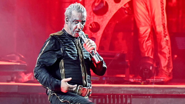 Rammstein Frontsänger Till Lindemann performt auf der Bühne. © dpa
