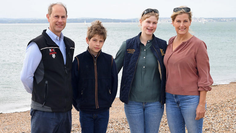 PORTSMOUTH, UNITED KINGDOM - SEPTEMBER 20: (EMBARGOED FOR PUBLICATION IN UK NEWSPAPERS UNTIL 24 HOURS AFTER CREATE DATE AND TIME) Prince Edward, Earl of Wessex, James, Viscount Severn, Lady Louise Windsor and Sophie, Countess of Wessex pose for photographs as they take part in the Great British Beach Clean on Southsea beach on September 20, 2020 in Portsmouth, England. (Photo by Pool/Max Mumby/Getty Images)