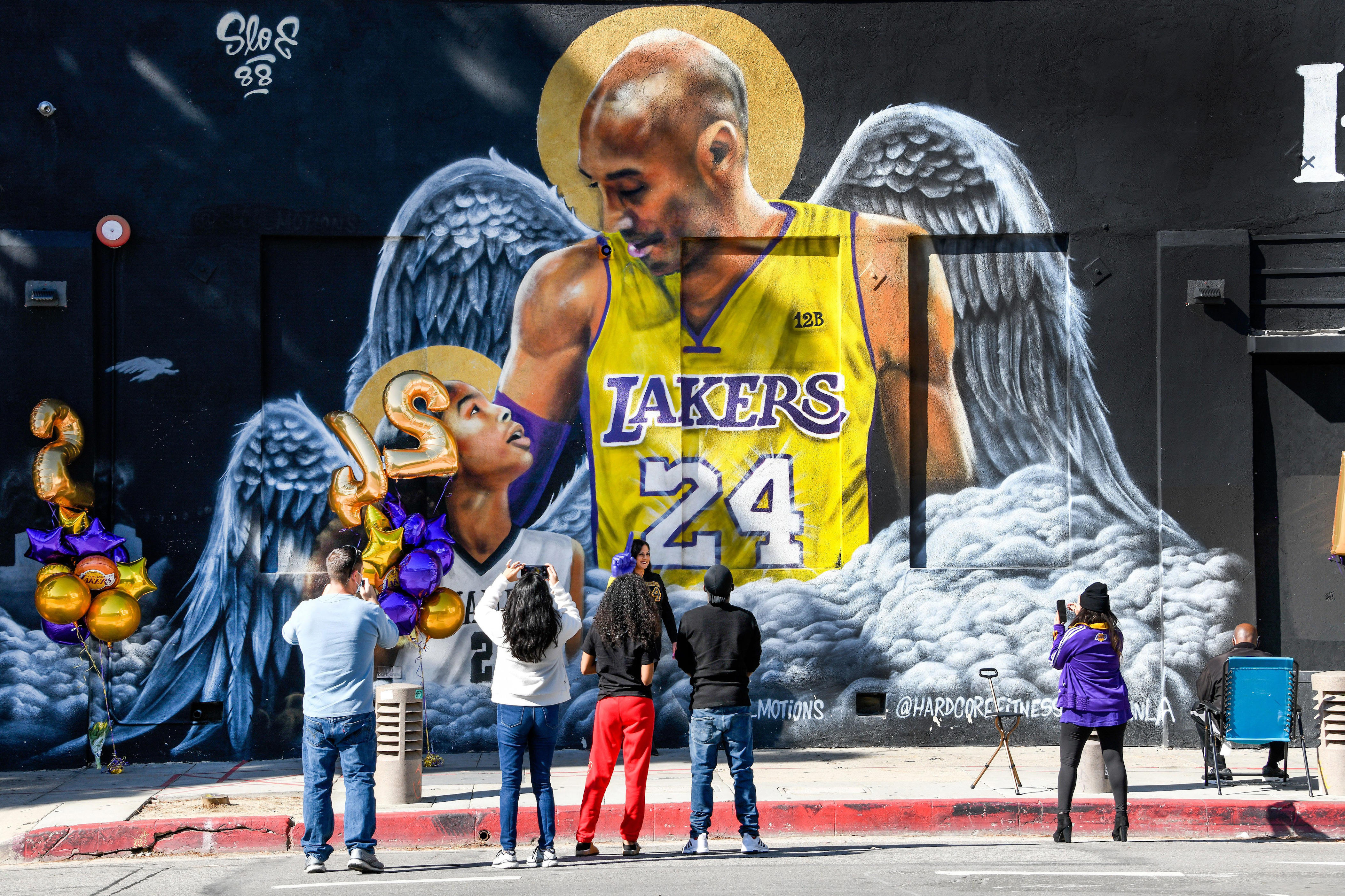 Lakers Unveil First Of Three Planned Kobe Bryant Statues, Honoring His ...