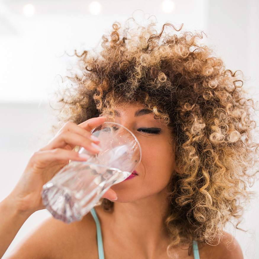 3 sinais que o corpo dá quando você não bebe água suficiente