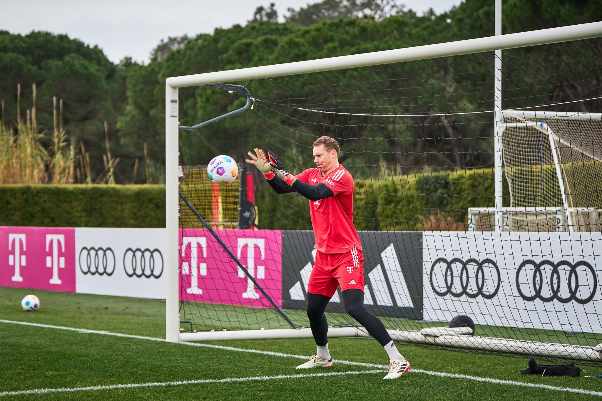 Bayern-Torwart Neuer Trainiert Vor Topspiel Individuell