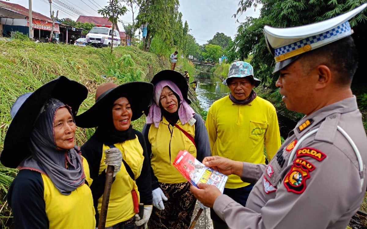 Ditlantas Polda Riau Sampaikan Pesan Pemilu Damai Sambil Gotong Royong ...