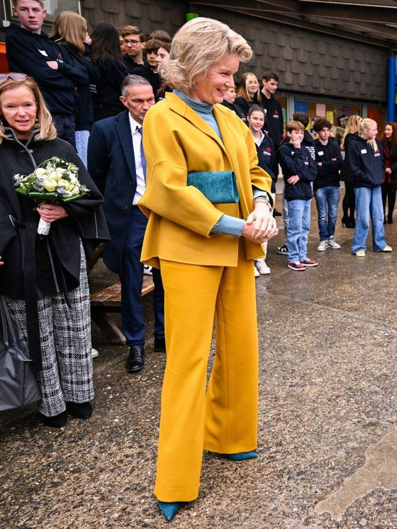 matilde de bélgica, una reina nada supersticiosa: su look amarillo con tacones y complementos azules