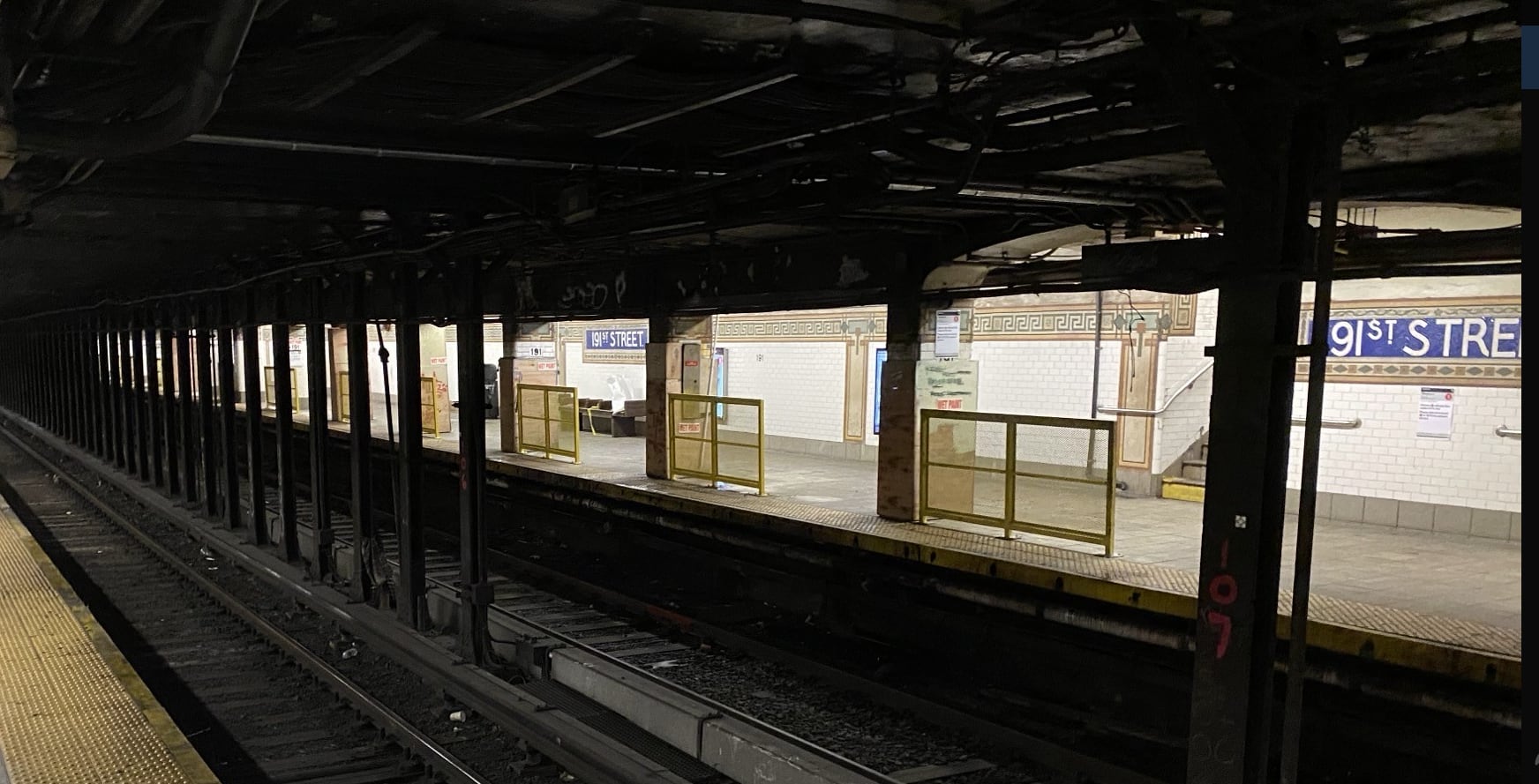 지하철에 ‘안전 차단막’ 설치한 뉴욕, 뉴요커들은 ‘흉물’ 비판