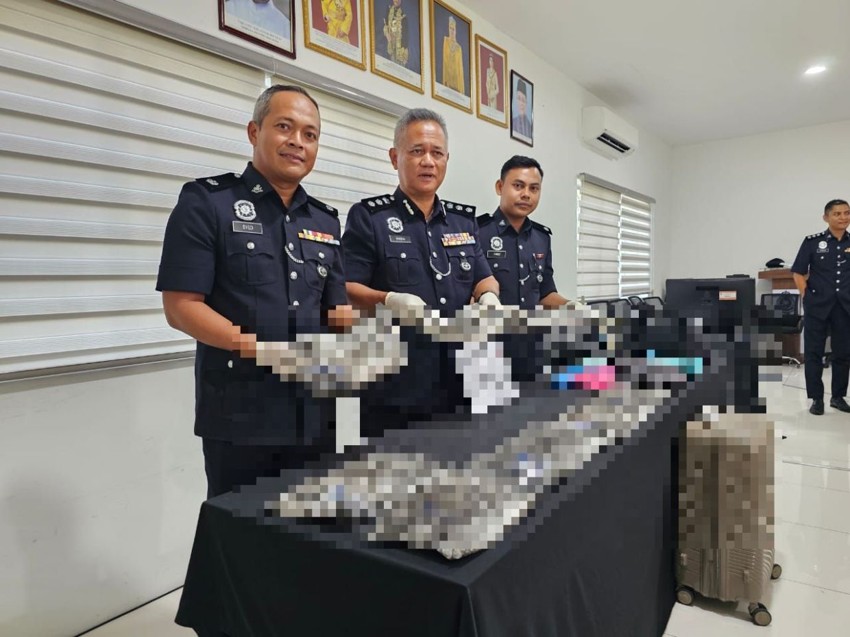 cops nab duo trying to smuggle drugs to sarawak