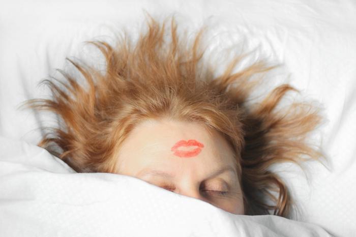 makyajla uyumanın geri dönülmez zararları! sivilce, leke ve açık gözeneklere neden oluyor