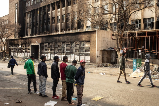 γιοχάνεσμπουργκ: έβαλε φωτιά σε κτίριο για να κάψει ένα πτώμα και έχασαν τη ζωή τους πάνω από 70 άνθρωποι