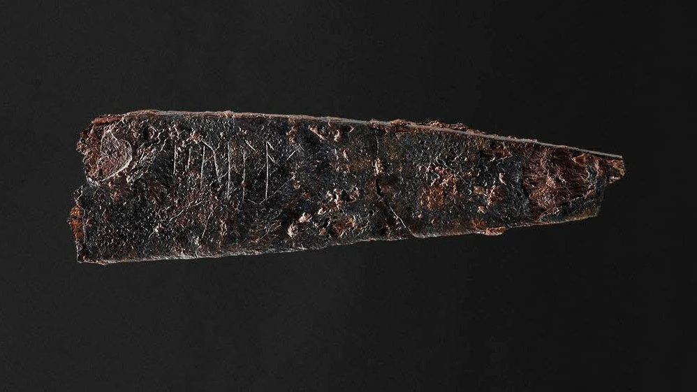 odnaleziono nóż z najstarszą wygrawerowaną runą sprzed 2 tys. lat