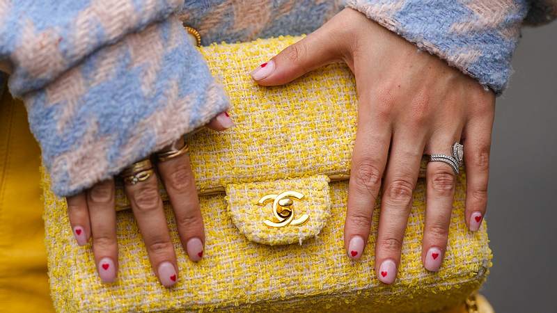 love nails: diesen nagellack-trend ist wirklich zum verlieben schön!