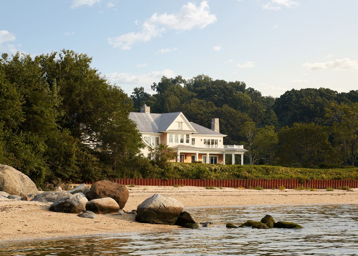 el estilo hamptons inspira la decoración de esta casa en primera línea de playa