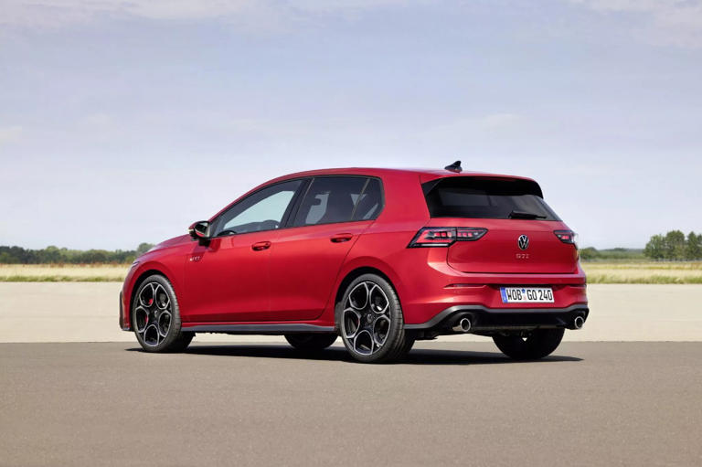 Volkswagen Golf GTI 2024 con más potencia y solo automático