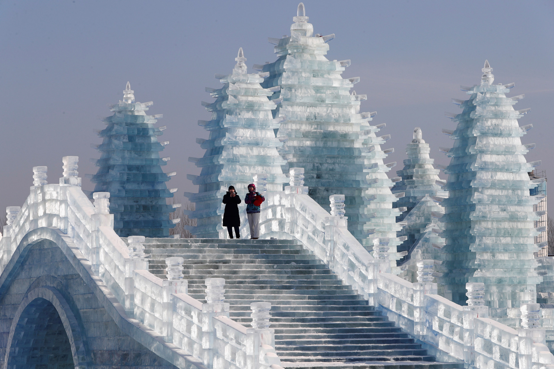 Харбинский Международный фестиваль льда и снега. Ледовый фестиваль в Харбине. Ледяной город в Китае Харбин. Фестиваль ледяных скульптур в Харбине. Айс город