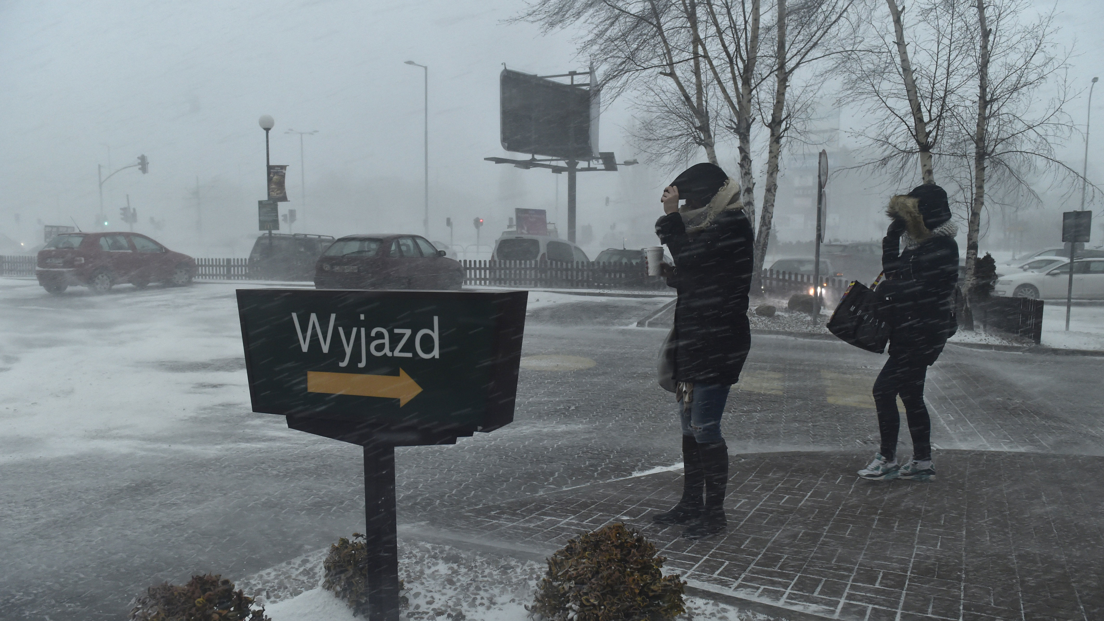 kolejne ostrzeżenia imgw. intensywne opady śniegu i silny wiatr w wielu regionach polski